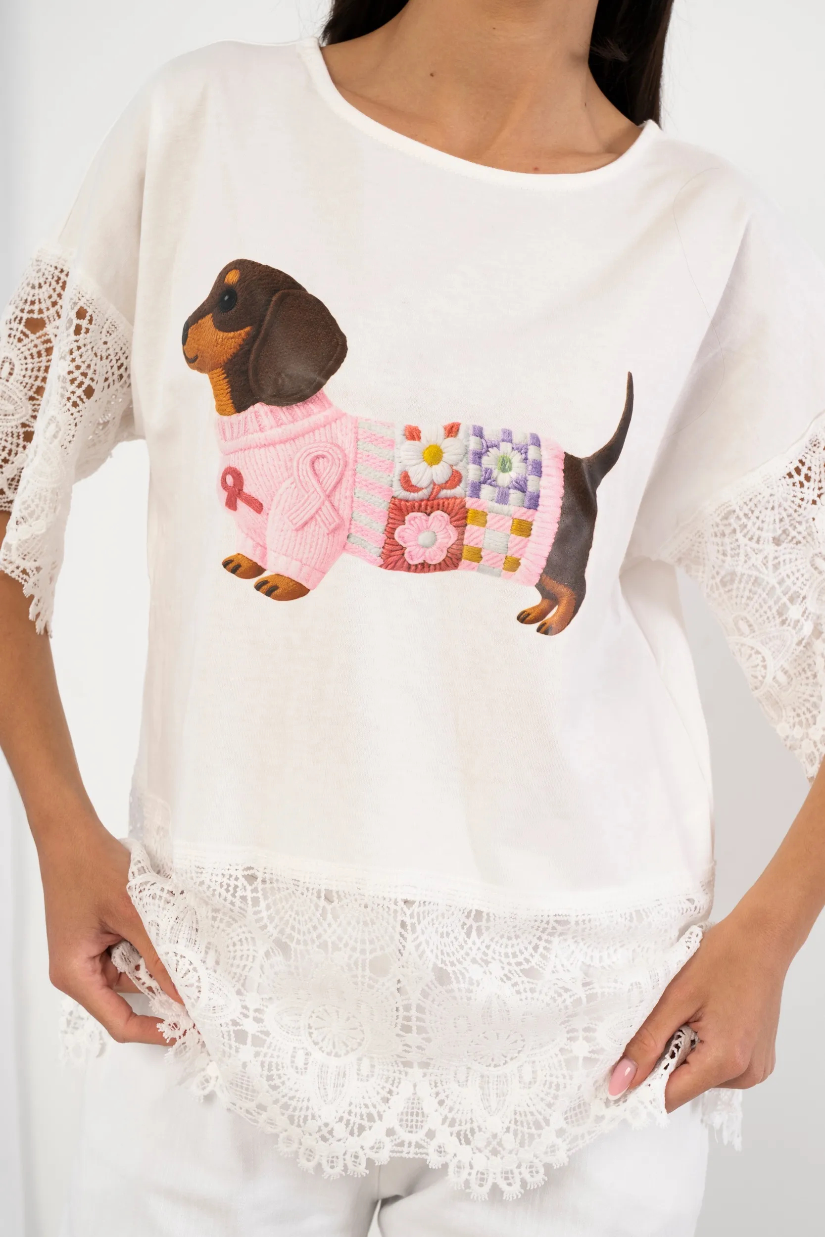 Bluzka z motywem jamnika i koronkowym wykończeniem