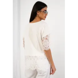 Bluzka z motywem jamnika i koronkowym wykończeniem