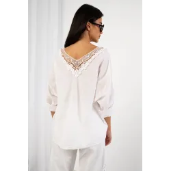 Bluzka oversize z ozdobną koronką na plecach