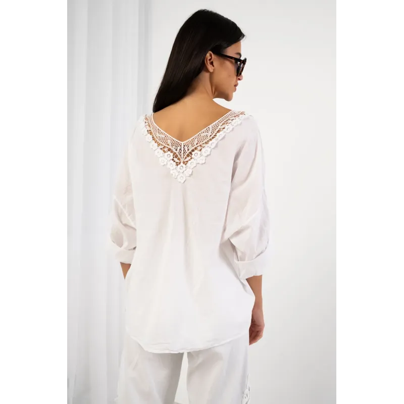 Bluzka oversize z ozdobną koronką na plecach