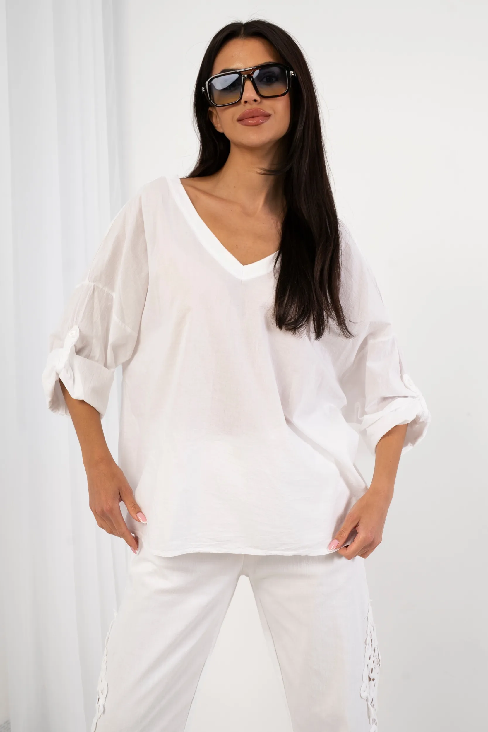 Bluzka oversize z ozdobną koronką na plecach