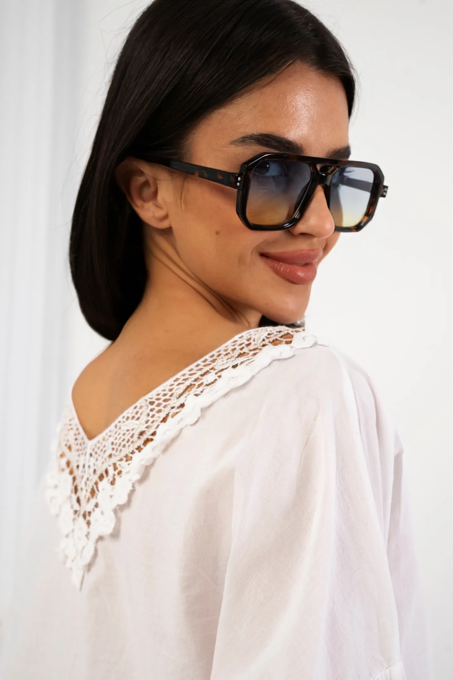 Bluzka oversize z ozdobną koronką na plecach