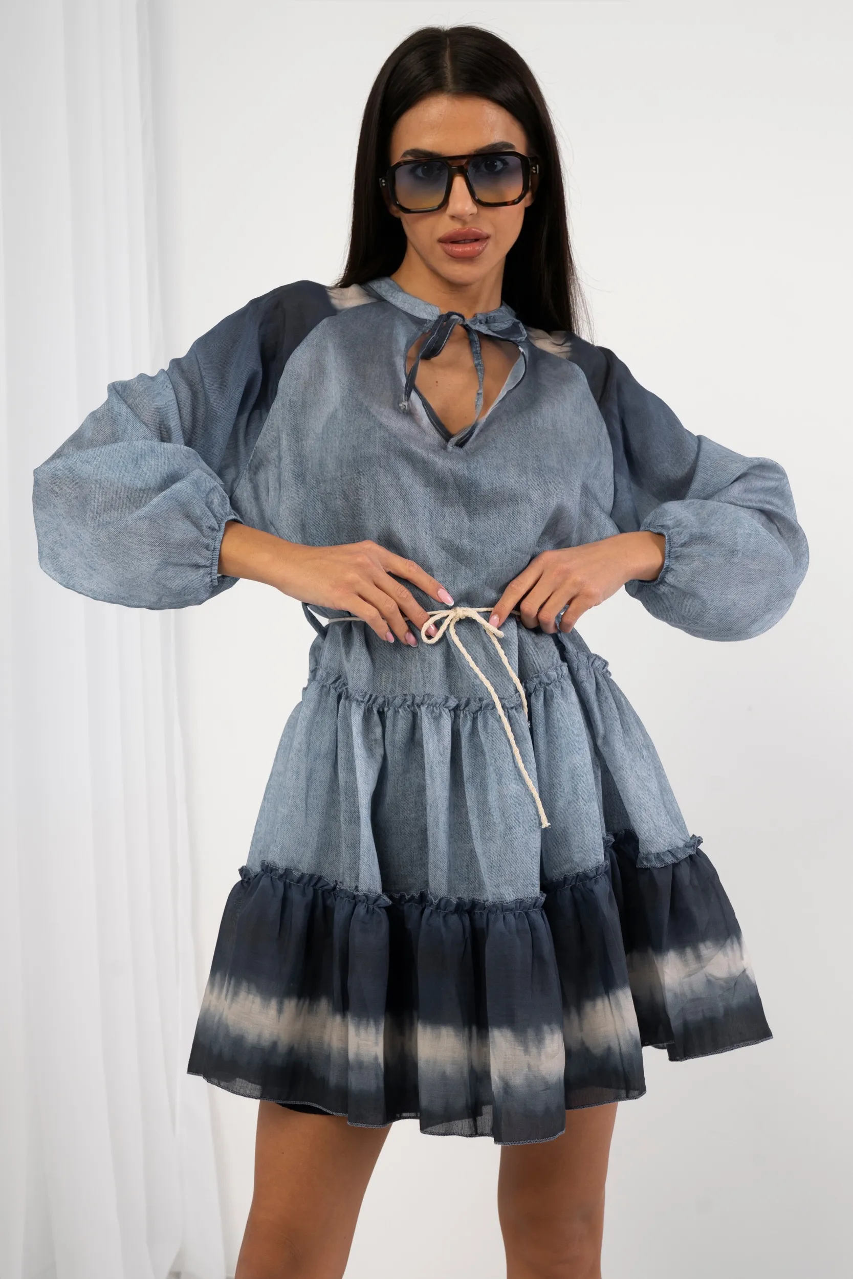 Sukienka mini z efektem ombre i falbanami