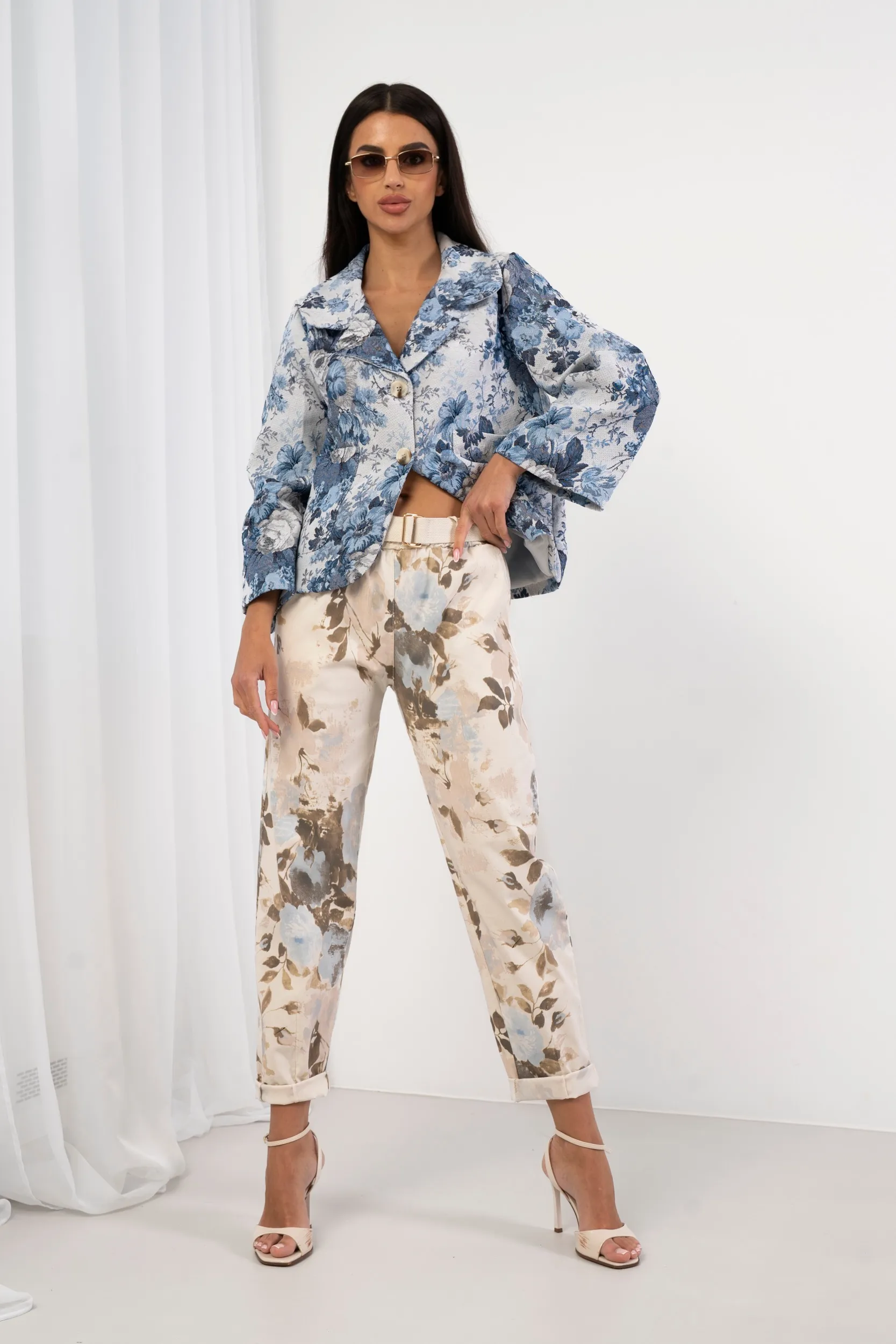 Spodnie z prostą nogawką w pastelowe kwiaty