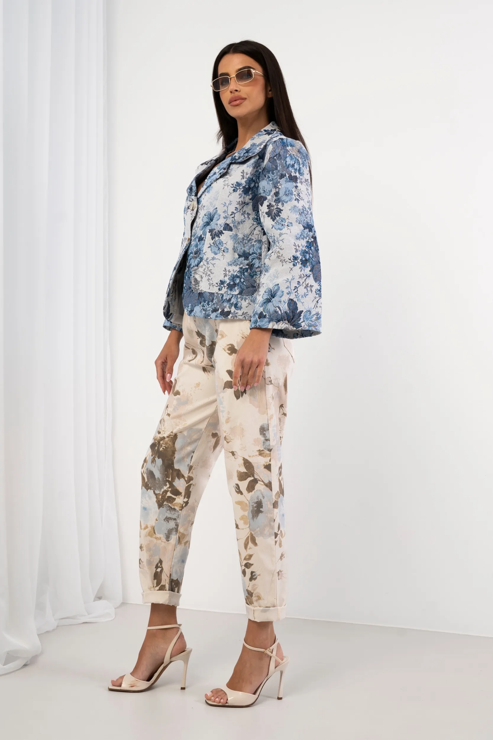 Spodnie z prostą nogawką w pastelowe kwiaty