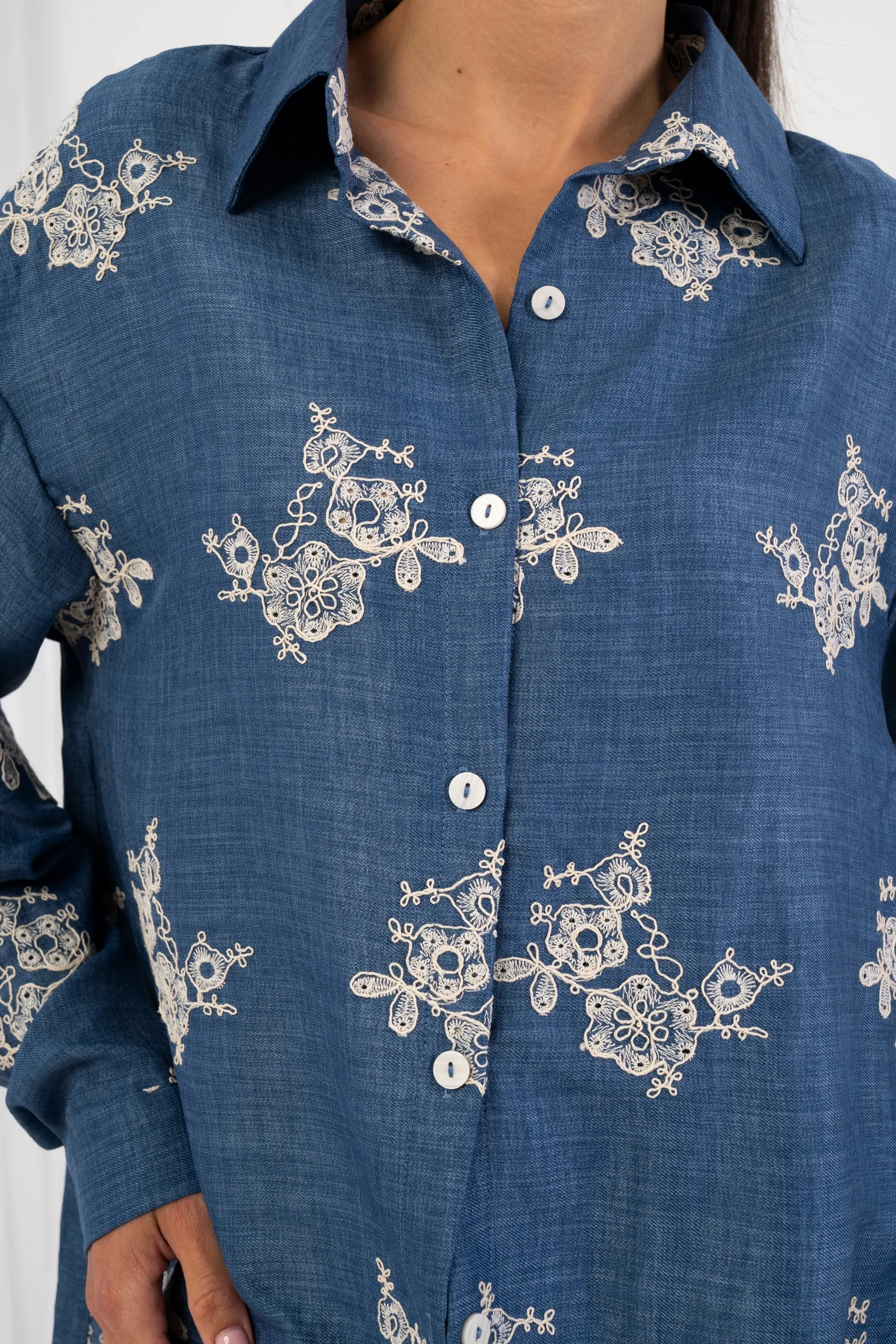 Koszula boho z haftem i ozdobnym wykończeniem