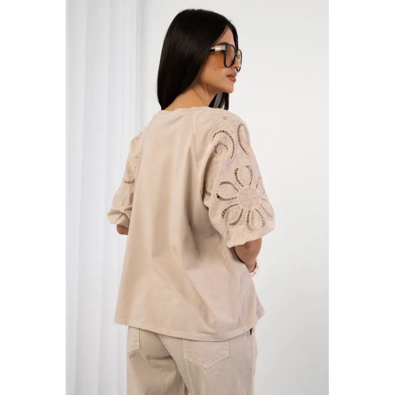 Bluzka z bufiastymi rękawami i ażurowym wzorem