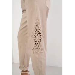 Spodnie typu jogger z koronkową aplikacją na nogawkach