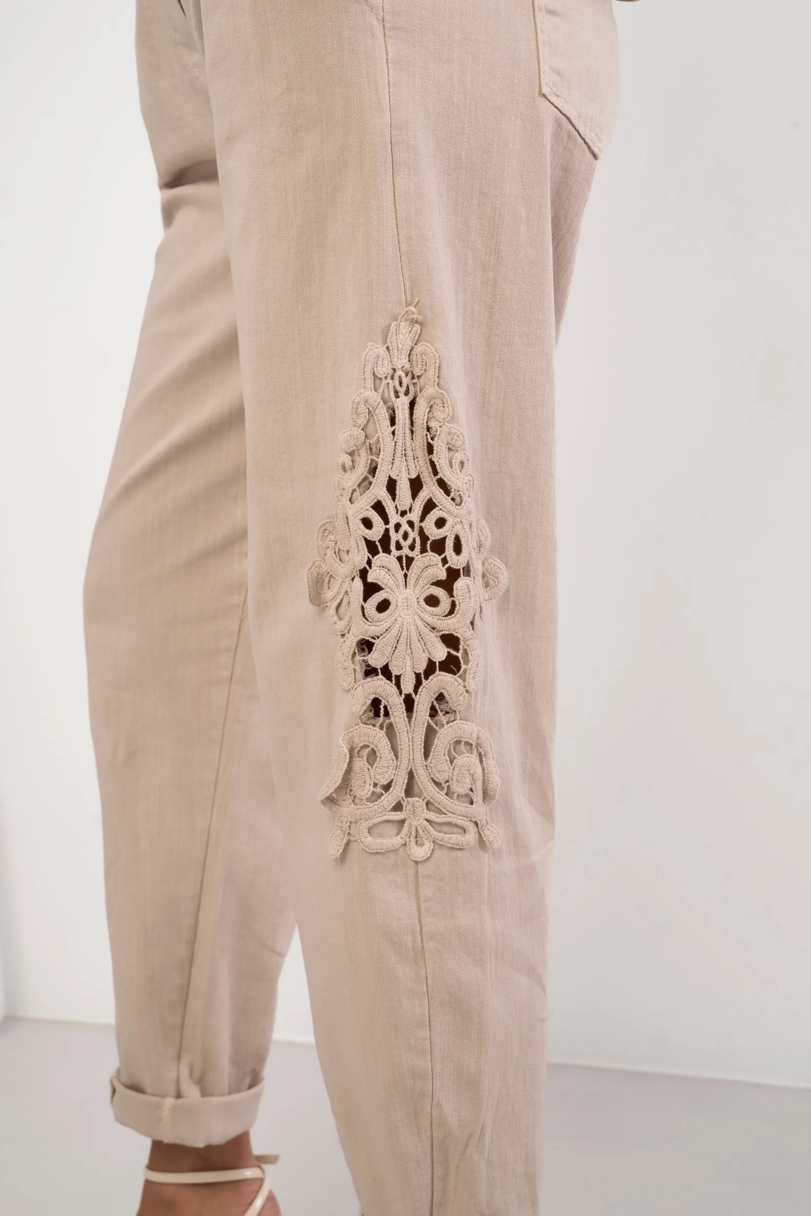 Spodnie typu jogger z koronkową aplikacją na nogawkach