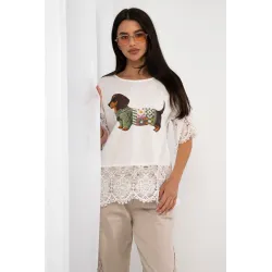 Bluzka z motywem jamnika i koronkowym wykończeniem