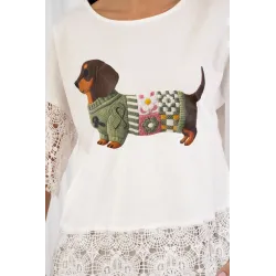 Bluzka z motywem jamnika i koronkowym wykończeniem