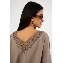 Bluzka oversize z ozdobną koronką na plecach