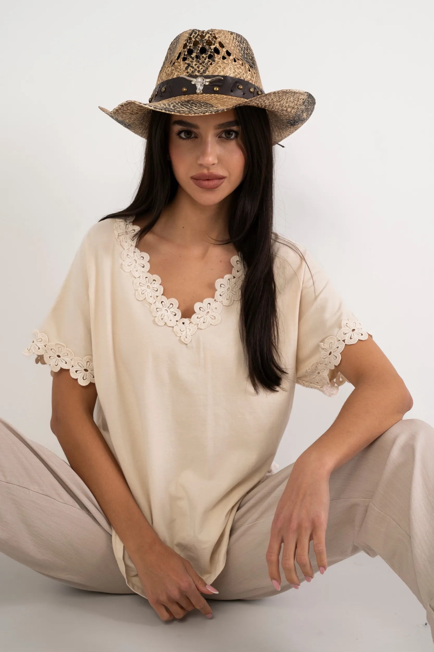 Bawełniana bluzka z haftem przy dekolcie i rękawach