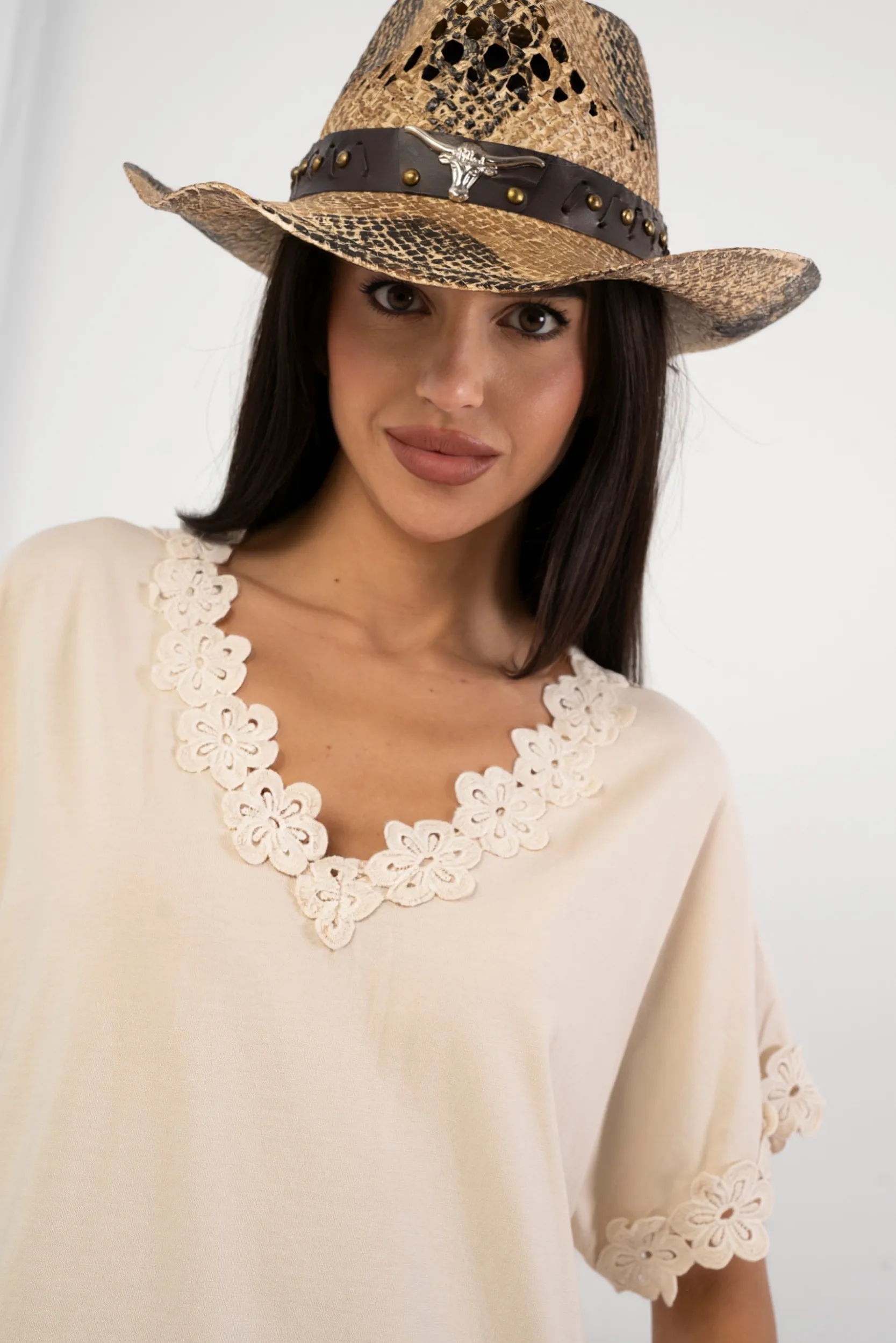 Bawełniana bluzka z haftem przy dekolcie i rękawach