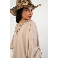 Bluzka oversize z ozdobną koronką na plecach