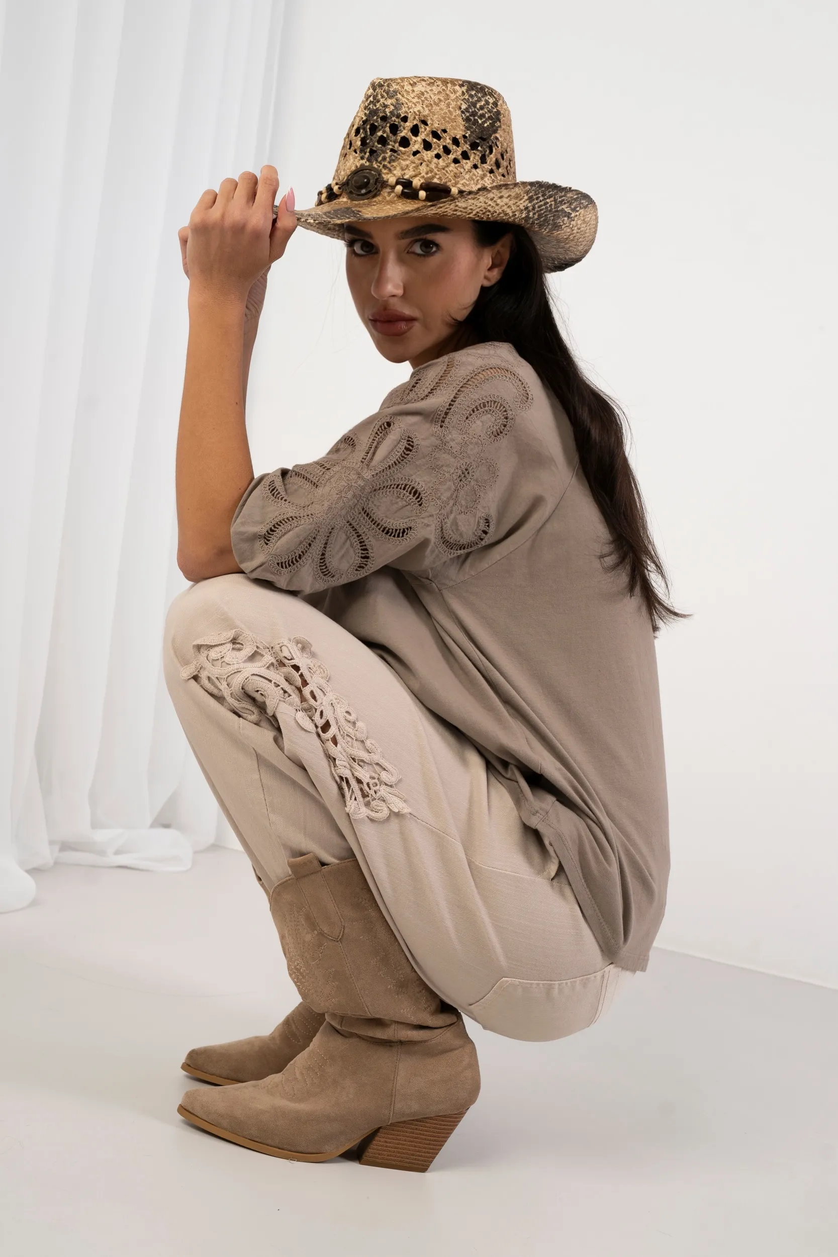 Bluzka z bufiastymi rękawami i ażurowym wzorem