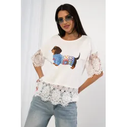 Bluzka z motywem jamnika i koronkowym wykończeniem