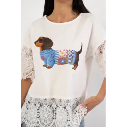 Bluzka z motywem jamnika i koronkowym wykończeniem
