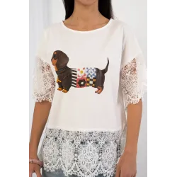 Bluzka z motywem jamnika i koronkowym wykończeniem