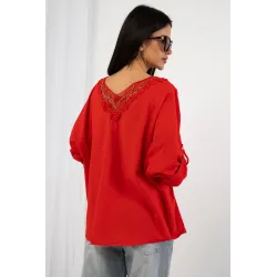 Bluzka oversize z ozdobną koronką na plecach