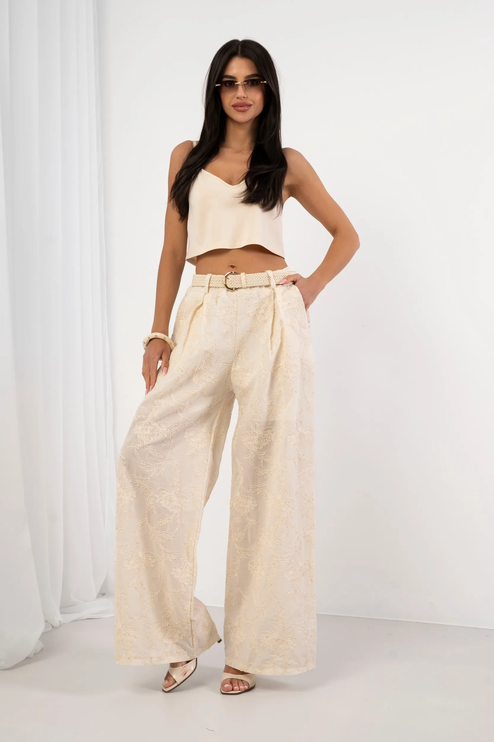 Spodnie wide leg z ażurowym haftem kwiatowym i paskiem