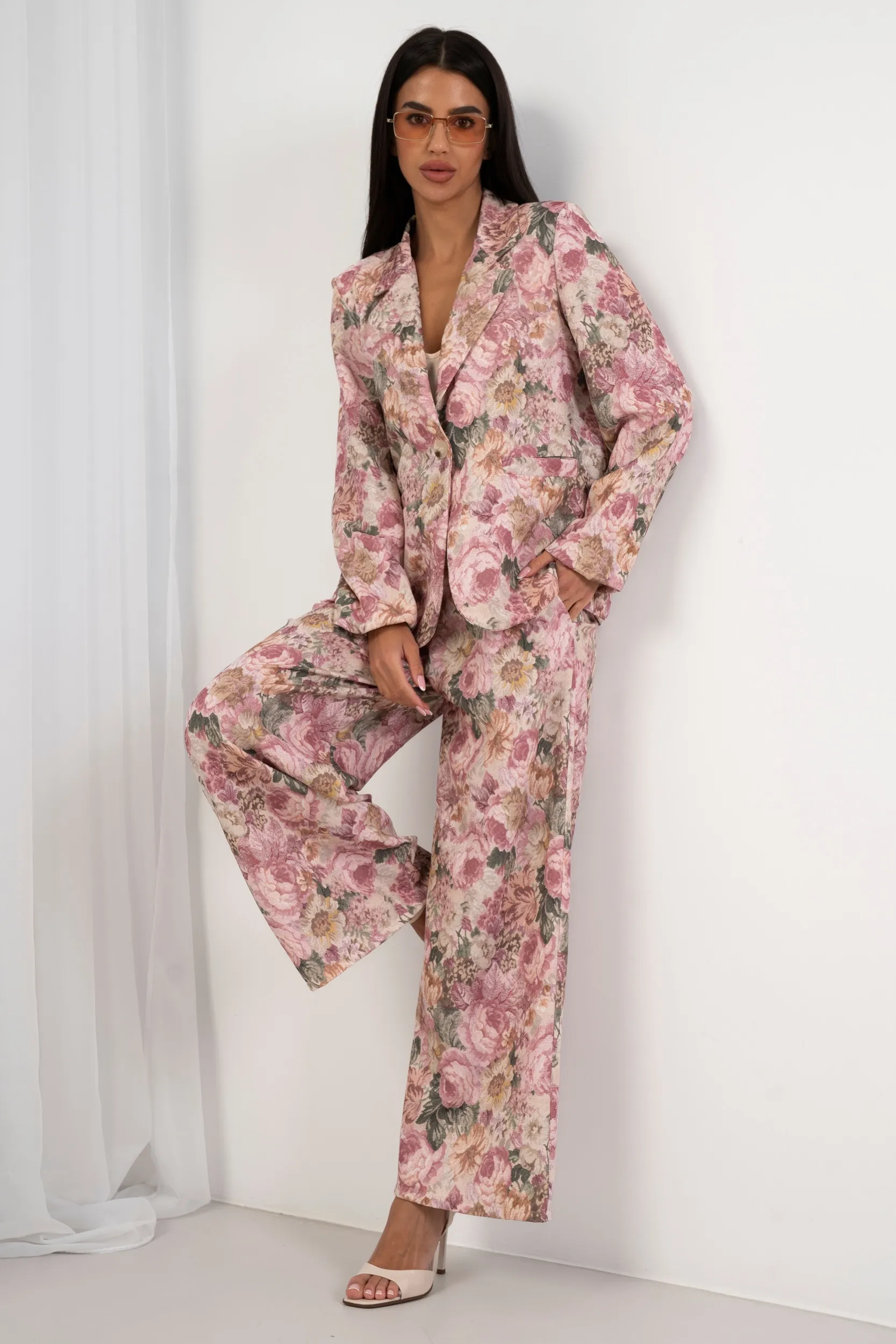 Komplet żakardowy z marynarką i szerokimi spodniami w kwiaty