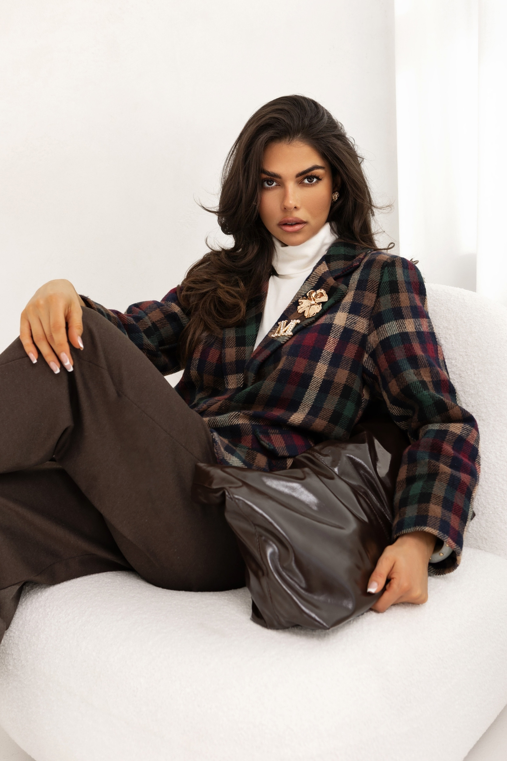 MARYNARKA W KOLOROWĄ KRATĘ Z BROSZKAMI