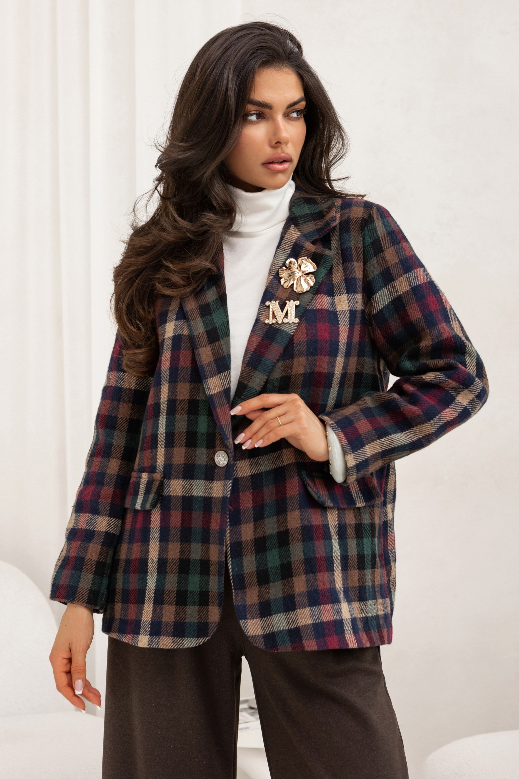 MARYNARKA W KOLOROWĄ KRATĘ Z BROSZKAMI