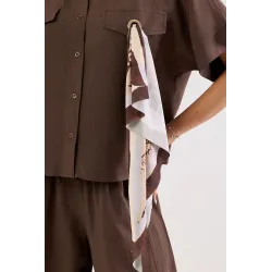 Komplet z koszulą z dekoracyjną apaszką i szerokimi spodniami