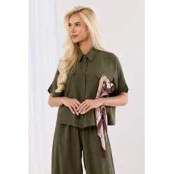 Komplet z koszulą z dekoracyjną apaszką i szerokimi spodniami