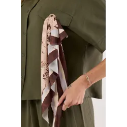 Komplet z koszulą z dekoracyjną apaszką i szerokimi spodniami