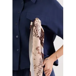 Komplet z koszulą z dekoracyjną apaszką i szerokimi spodniami