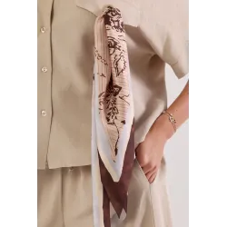 Komplet z koszulą z dekoracyjną apaszką i szerokimi spodniami