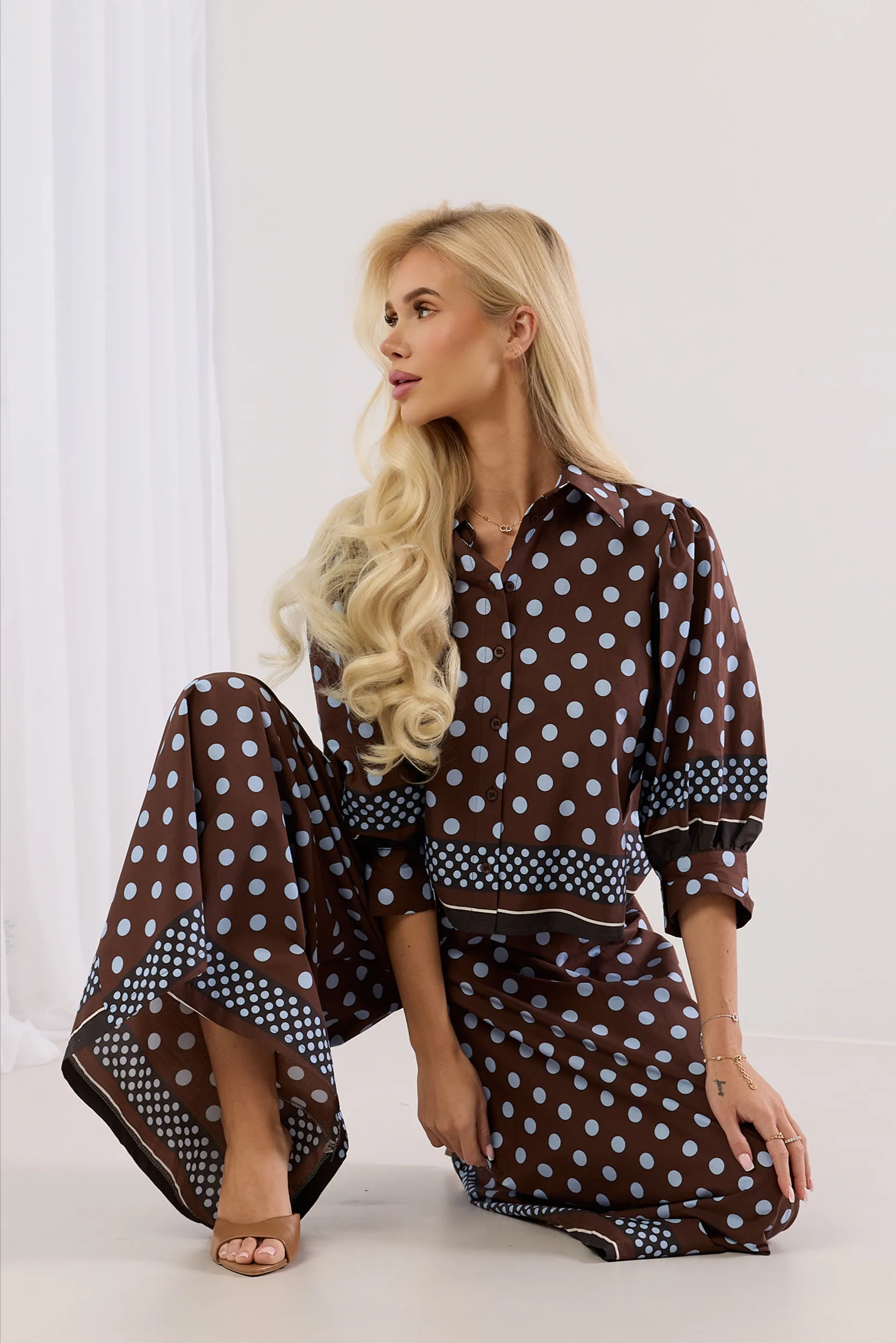 Komplet oversize z koszulą i spodniami typu kuloty w grochy