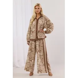 Komplet w kwiaty z koszulą oversize i szerokimi spodniami