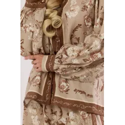 Komplet w kwiaty z koszulą oversize i szerokimi spodniami