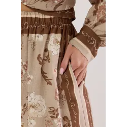 Komplet w kwiaty z koszulą oversize i szerokimi spodniami