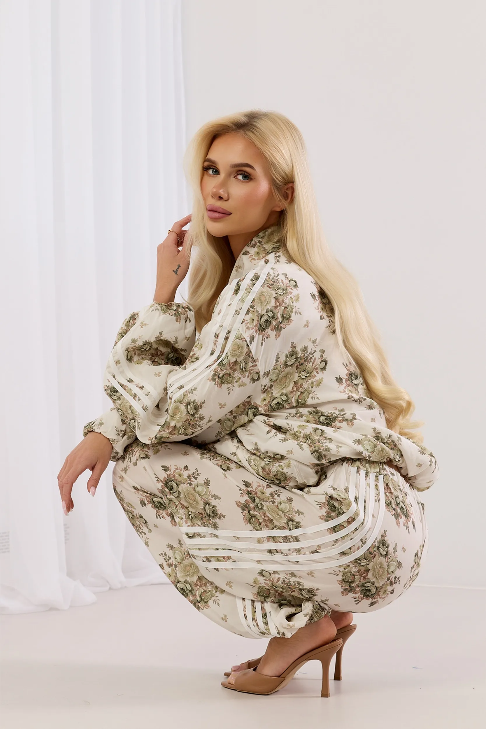 Komplet oversize w kwiaty z bluzą i szerokimi spodniami