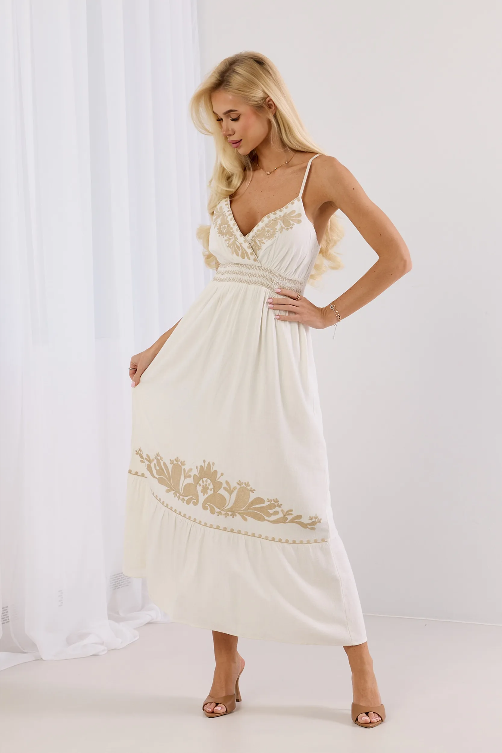 Sukienka maxi na ramiączkach z ozdobnym haftem