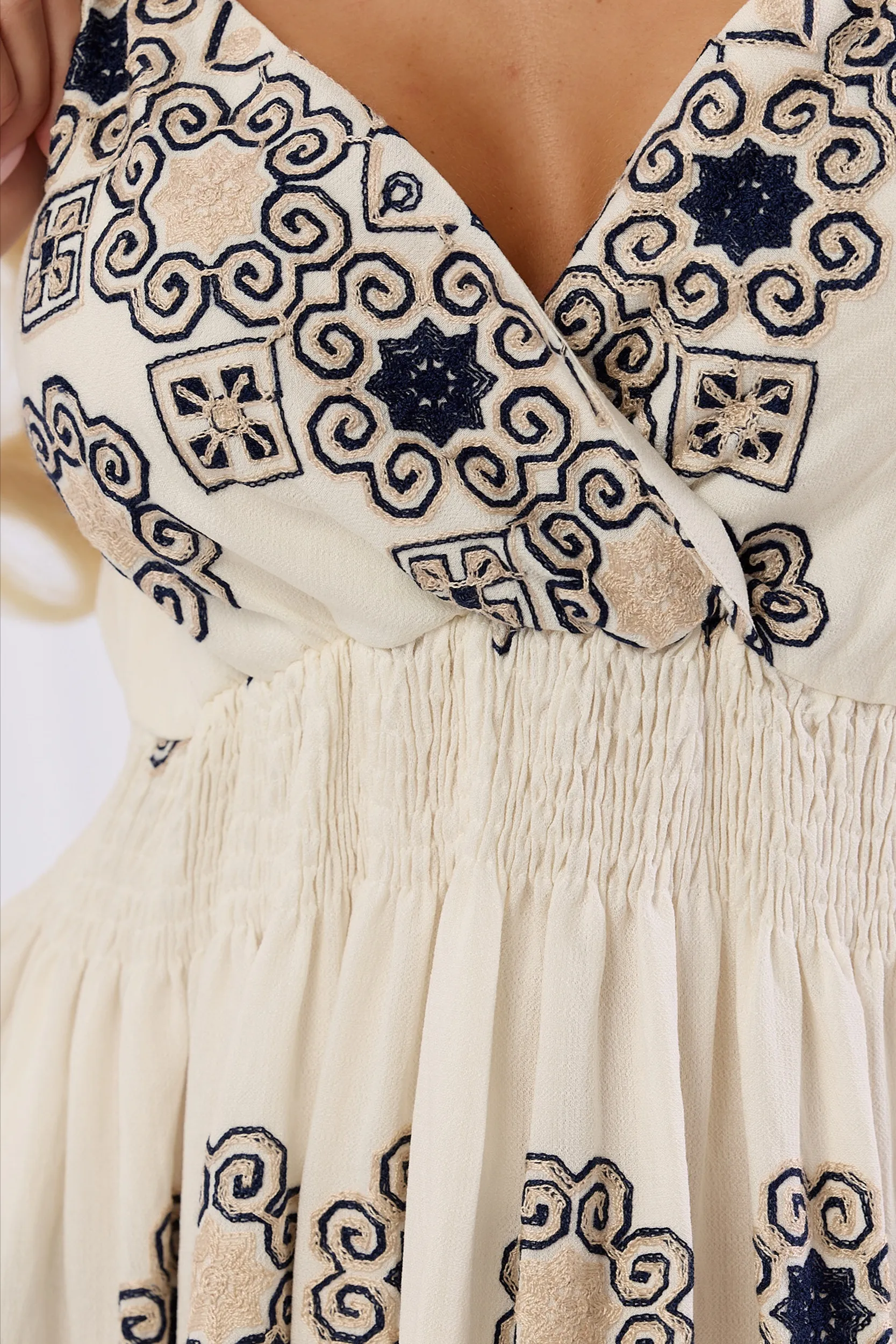 Letnia sukienka maxi w stylu boho z haftem