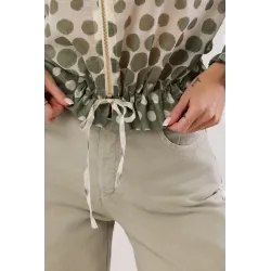 Transparentna kurtka w kropki z ozdobnym ściągaczem