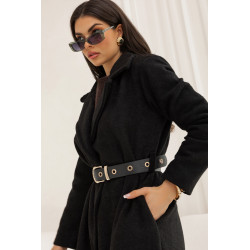 PŁASZCZ O PROSTYM KROJU Z PASKIEM