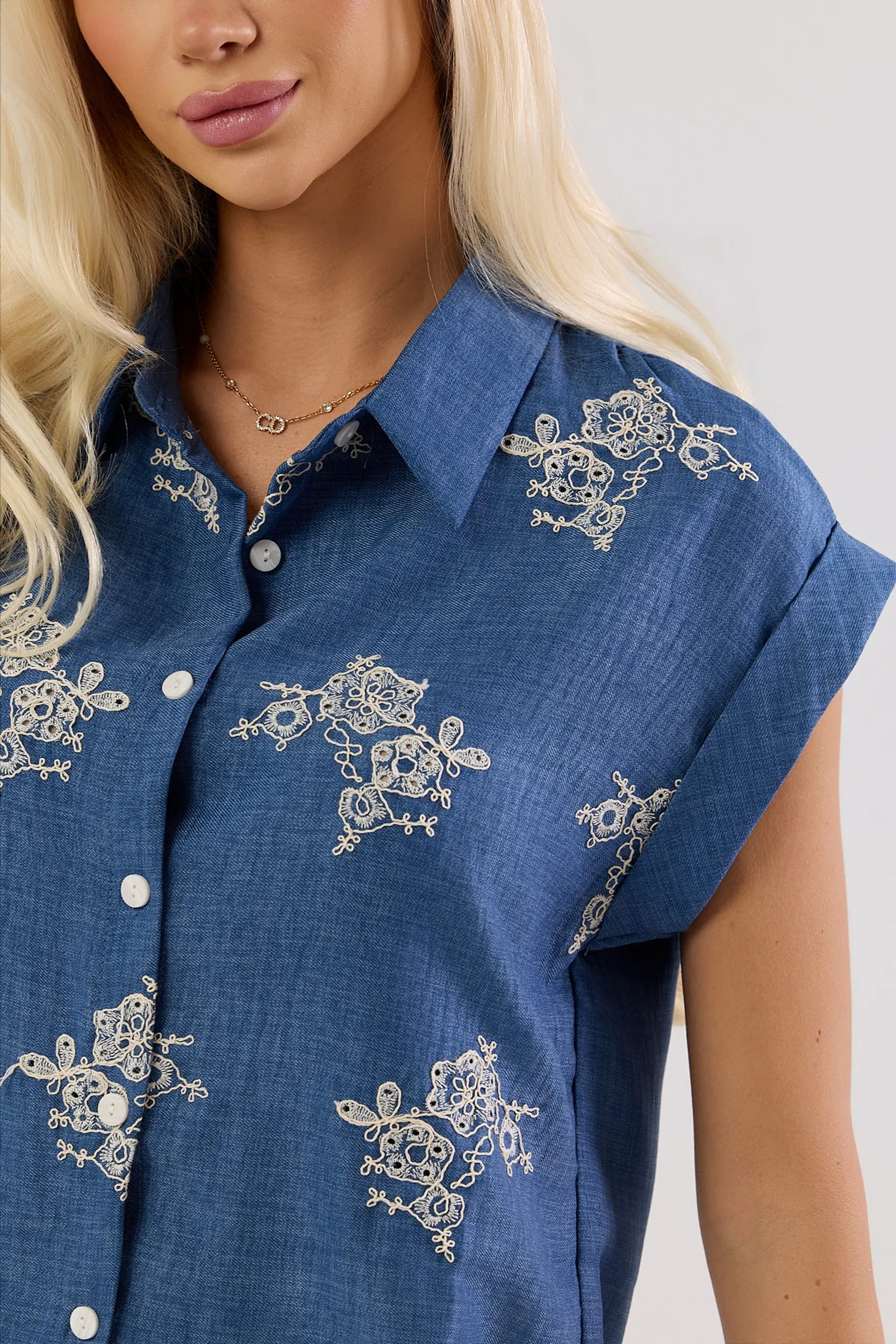 Koszula z krótkim rękawem z haftowanym wykończeniem