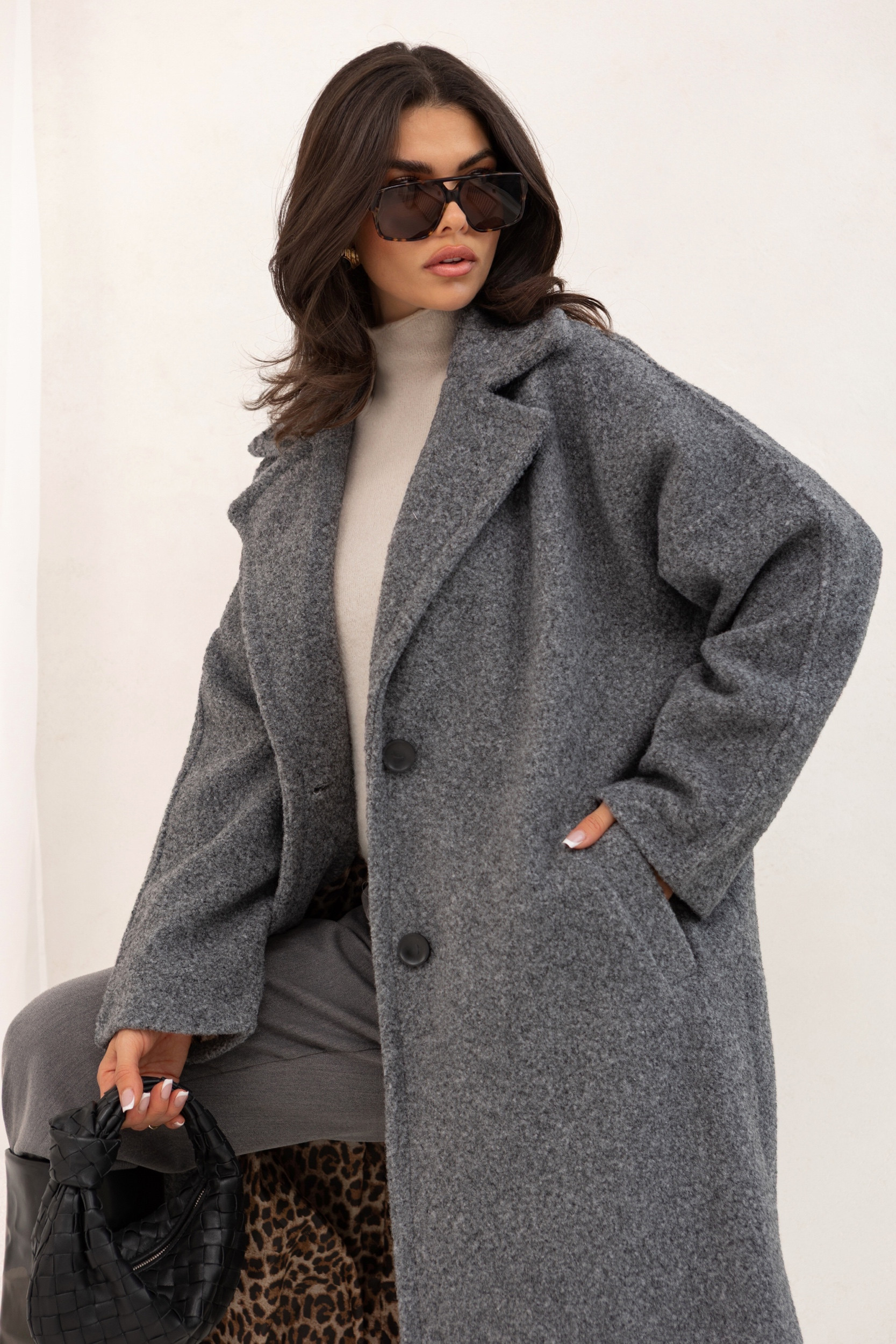 FLAUSZOWY PŁASZCZ O LUŹNYM KROJU