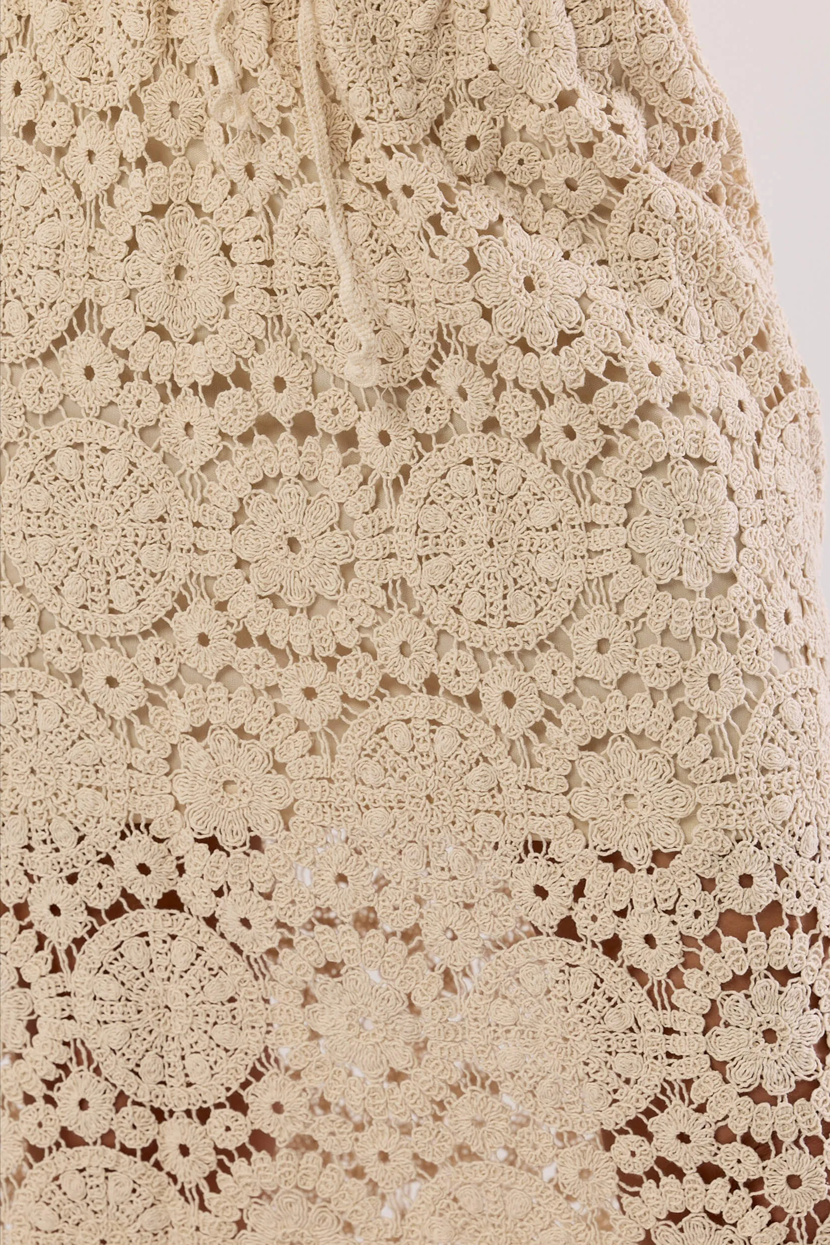 Dopasowana spódnica midi z ażurowym haftem