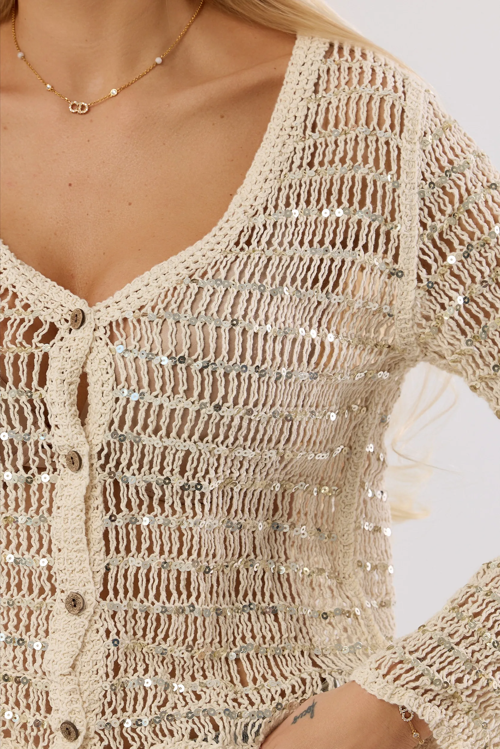 Krótki ażurowy kardigan z cekinami