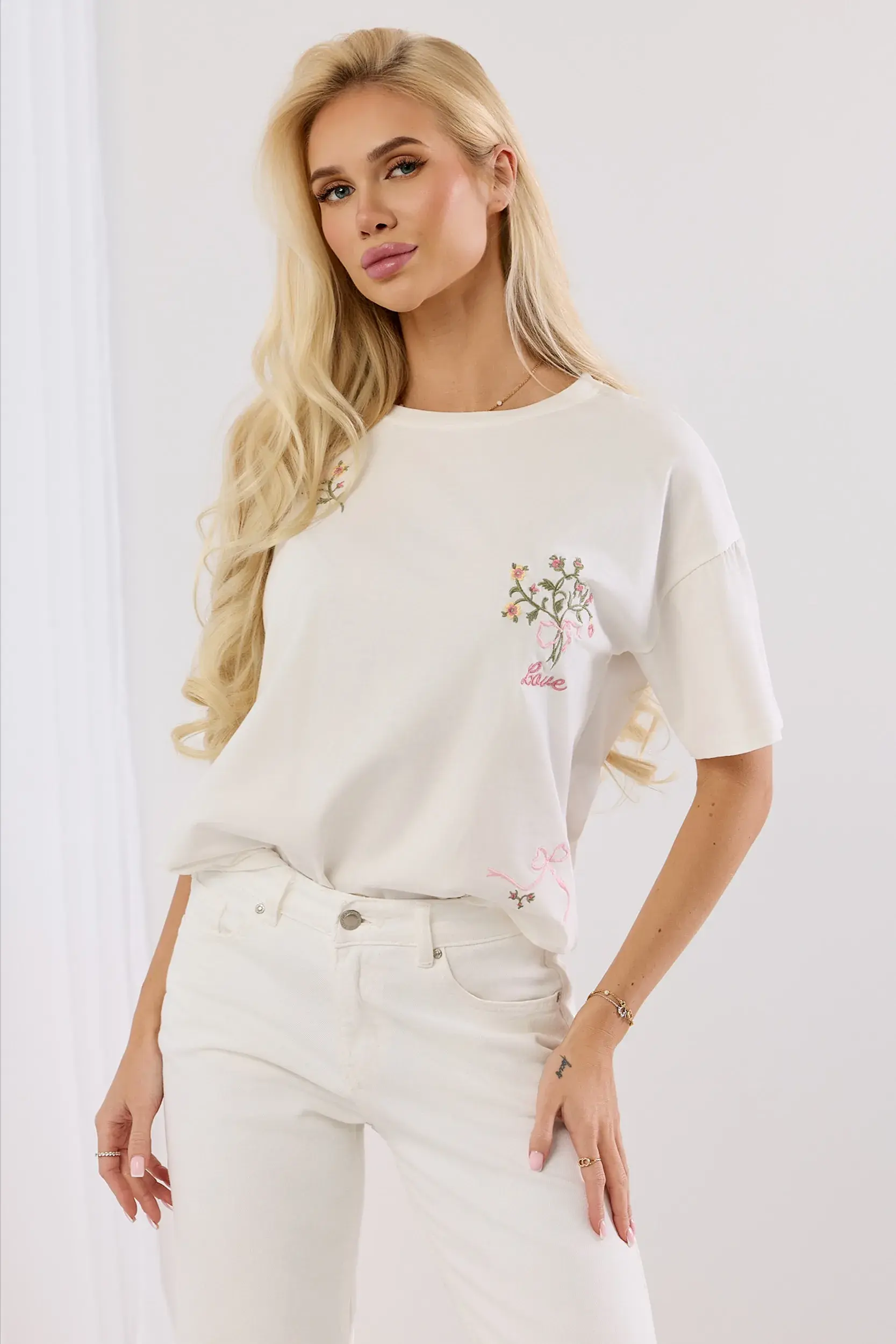 T-shirt z haftowanymi detalami