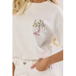 T-shirt z haftowanymi detalami