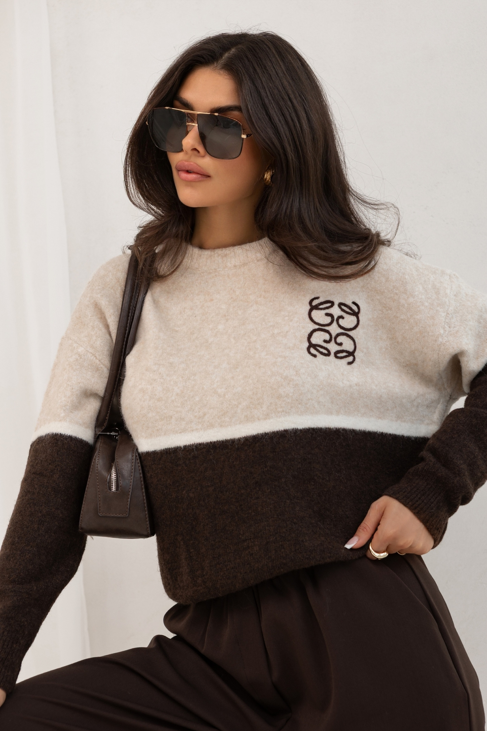 DWUKOLOROWY SWETER Z WISKOZY