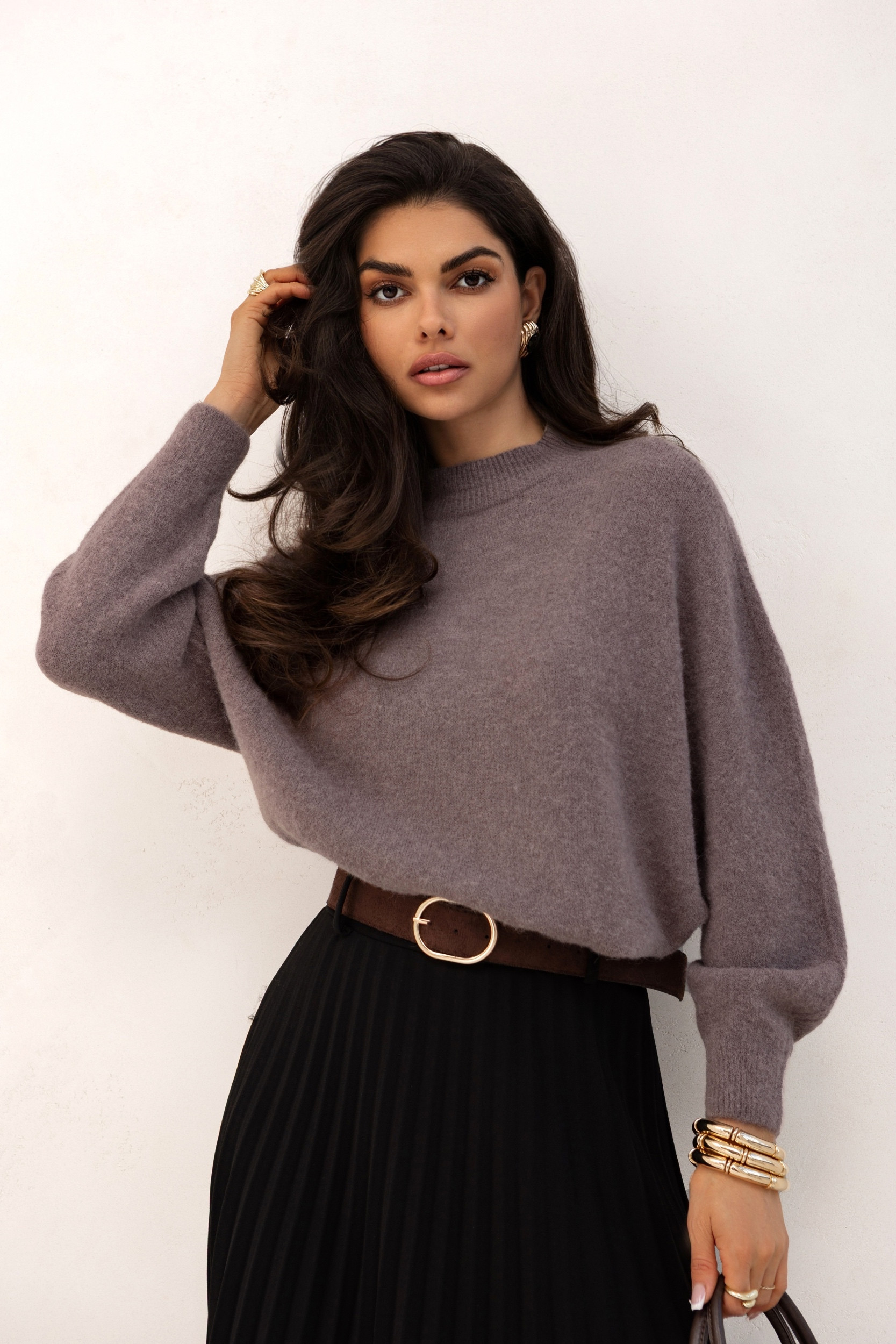 SWETER O LUŹNYM KROJU  Z ALPAKI